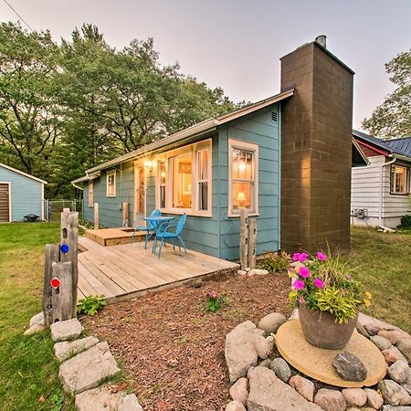 East Tawas Cabin With Deck, Backyard And Fire Pit! Eksteriør billede