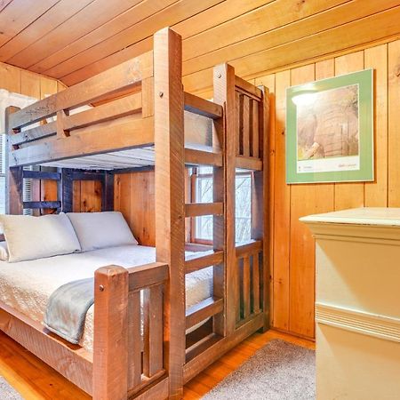 East Tawas Cabin With Deck, Backyard And Fire Pit! Eksteriør billede