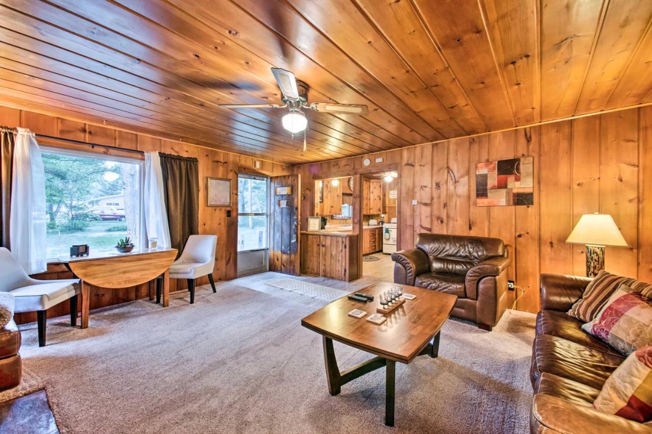 East Tawas Cabin With Deck, Backyard And Fire Pit! Eksteriør billede