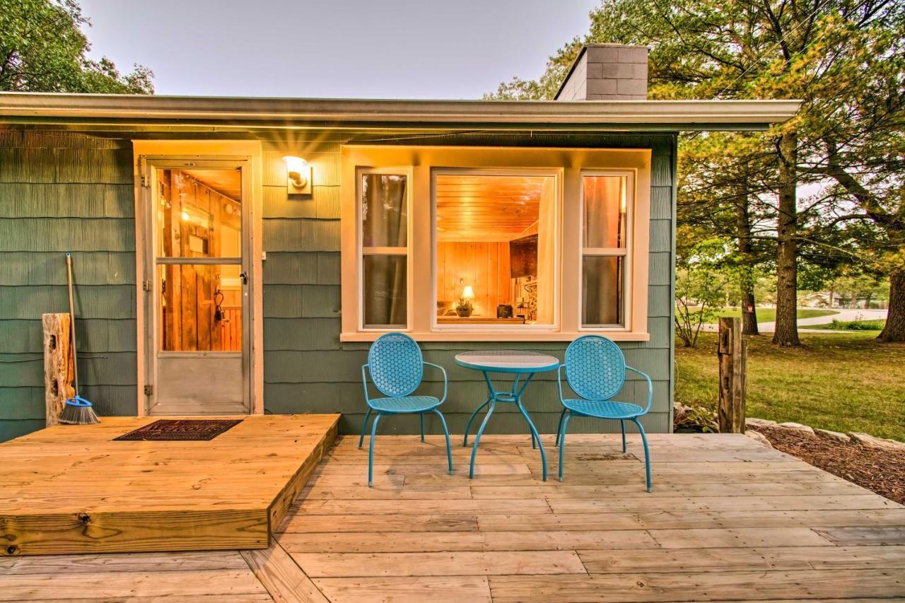 East Tawas Cabin With Deck, Backyard And Fire Pit! Eksteriør billede