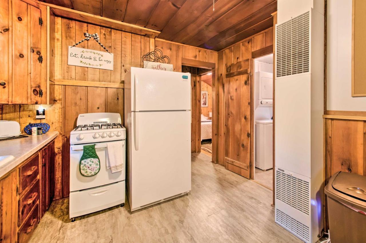 East Tawas Cabin With Deck, Backyard And Fire Pit! Eksteriør billede