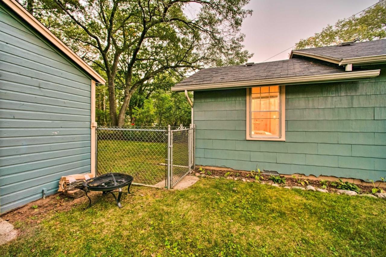 East Tawas Cabin With Deck, Backyard And Fire Pit! Eksteriør billede