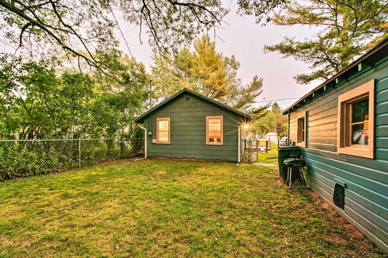 East Tawas Cabin With Deck, Backyard And Fire Pit! Eksteriør billede
