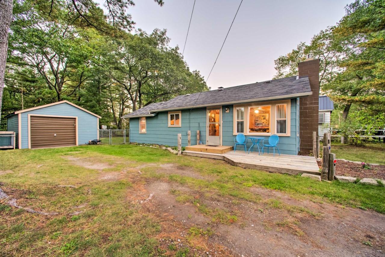 East Tawas Cabin With Deck, Backyard And Fire Pit! Eksteriør billede