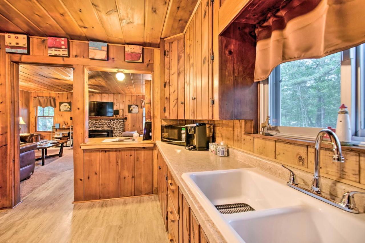East Tawas Cabin With Deck, Backyard And Fire Pit! Eksteriør billede