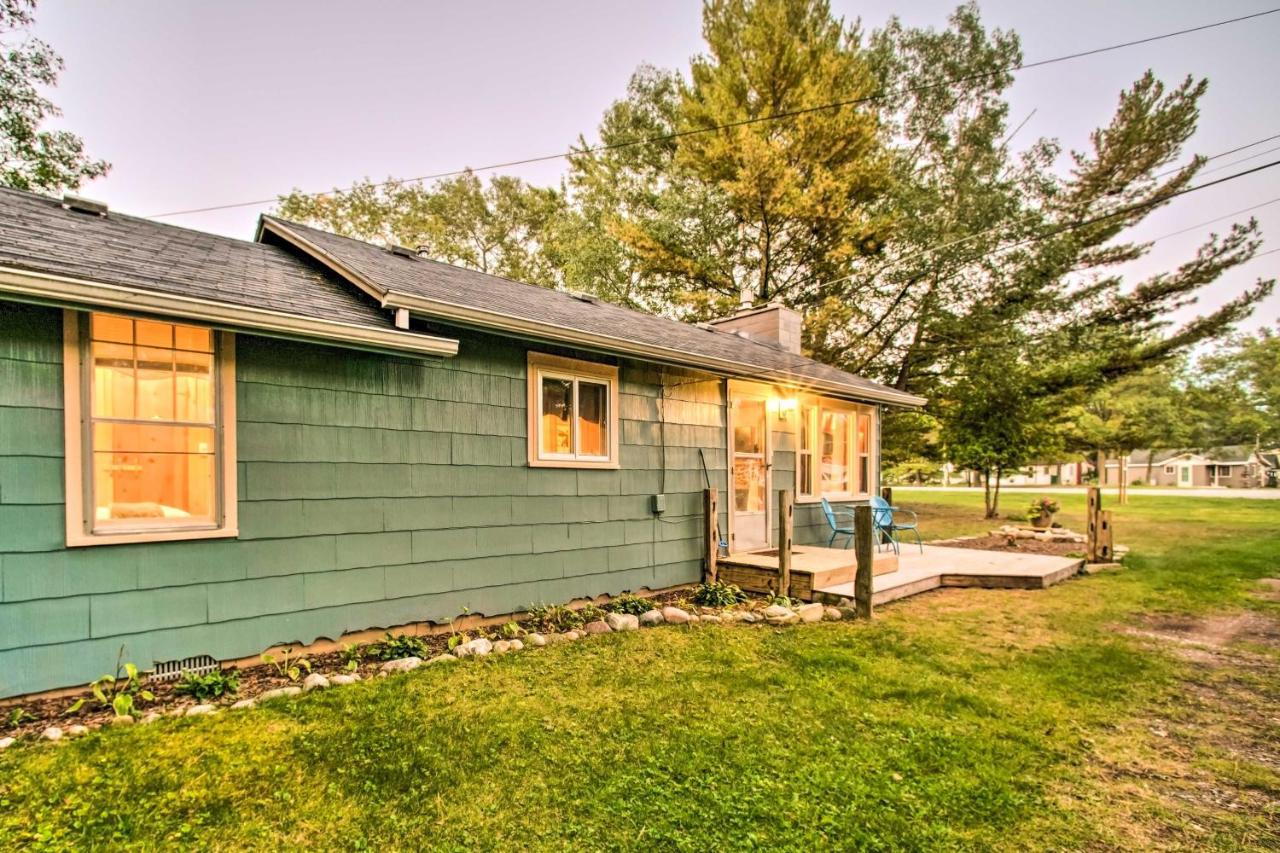 East Tawas Cabin With Deck, Backyard And Fire Pit! Eksteriør billede
