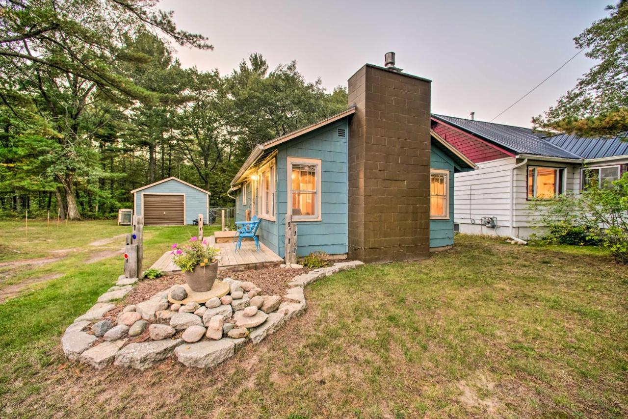 East Tawas Cabin With Deck, Backyard And Fire Pit! Eksteriør billede