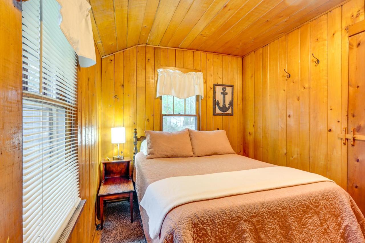 East Tawas Cabin With Deck, Backyard And Fire Pit! Eksteriør billede