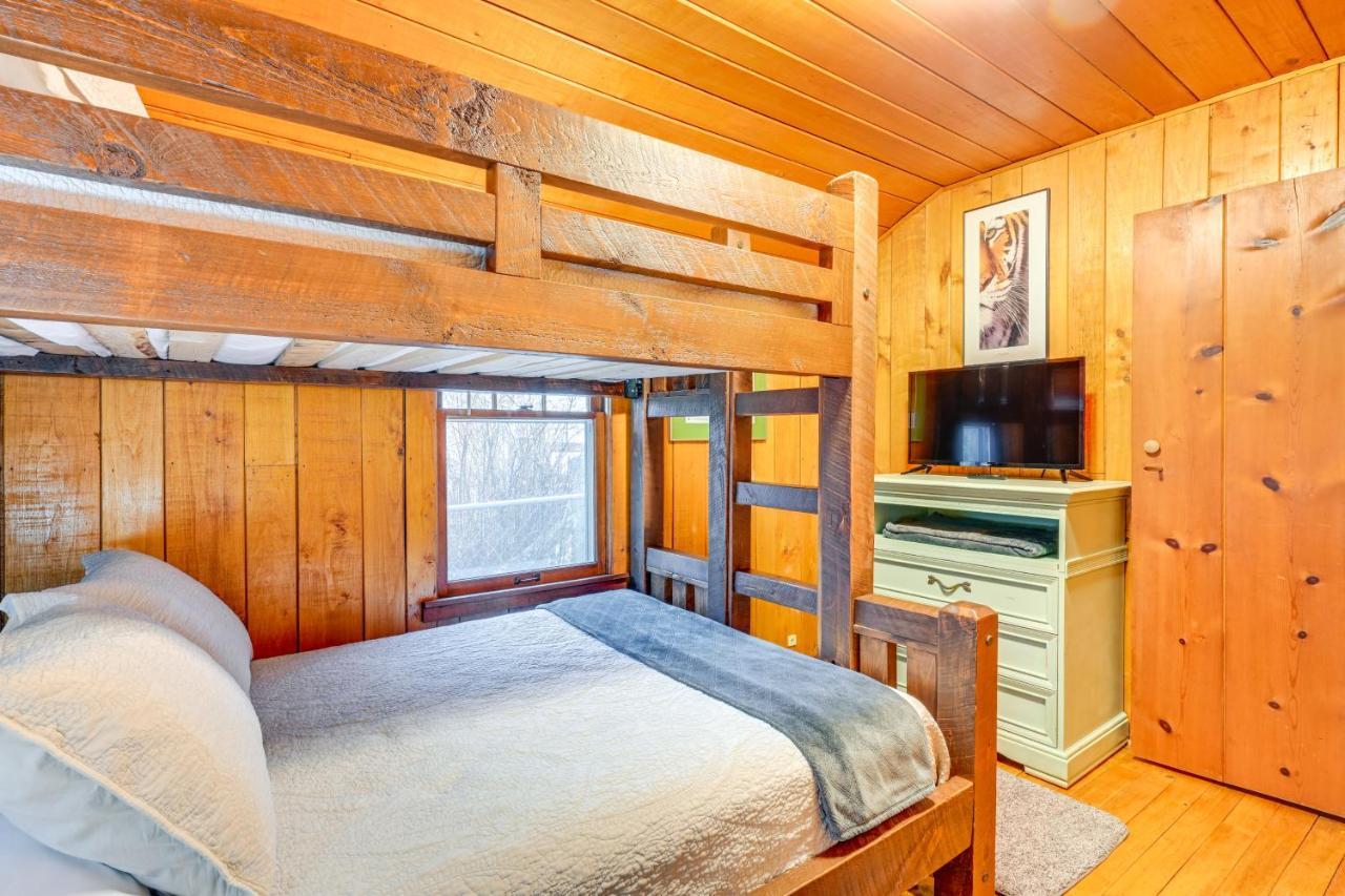 East Tawas Cabin With Deck, Backyard And Fire Pit! Eksteriør billede